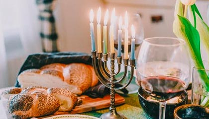 休赛期状态?快船球星莱昂纳德与孩子在包厢内 观看美职棒比赛